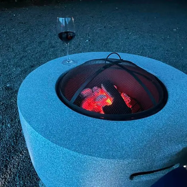 Fogueira exterior com taça de vinho ao entardecer