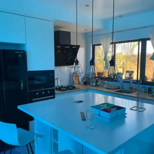 Cozinha moderna com ilha central e iluminação suspensa